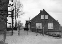 841058 Gezicht op het huis Provincialeweg 45, op het erf van de boerderij Provincialeweg 44 (links) te Schalkwijk ...